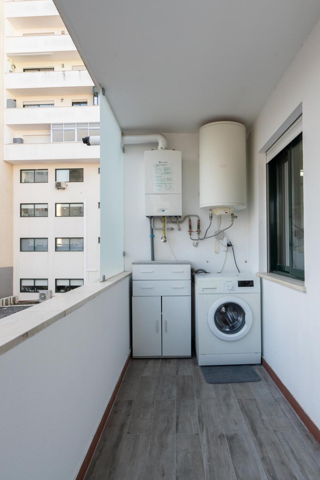 Host Wise - Elegant Spacious Flat W Balcony - Ace Location Apartment