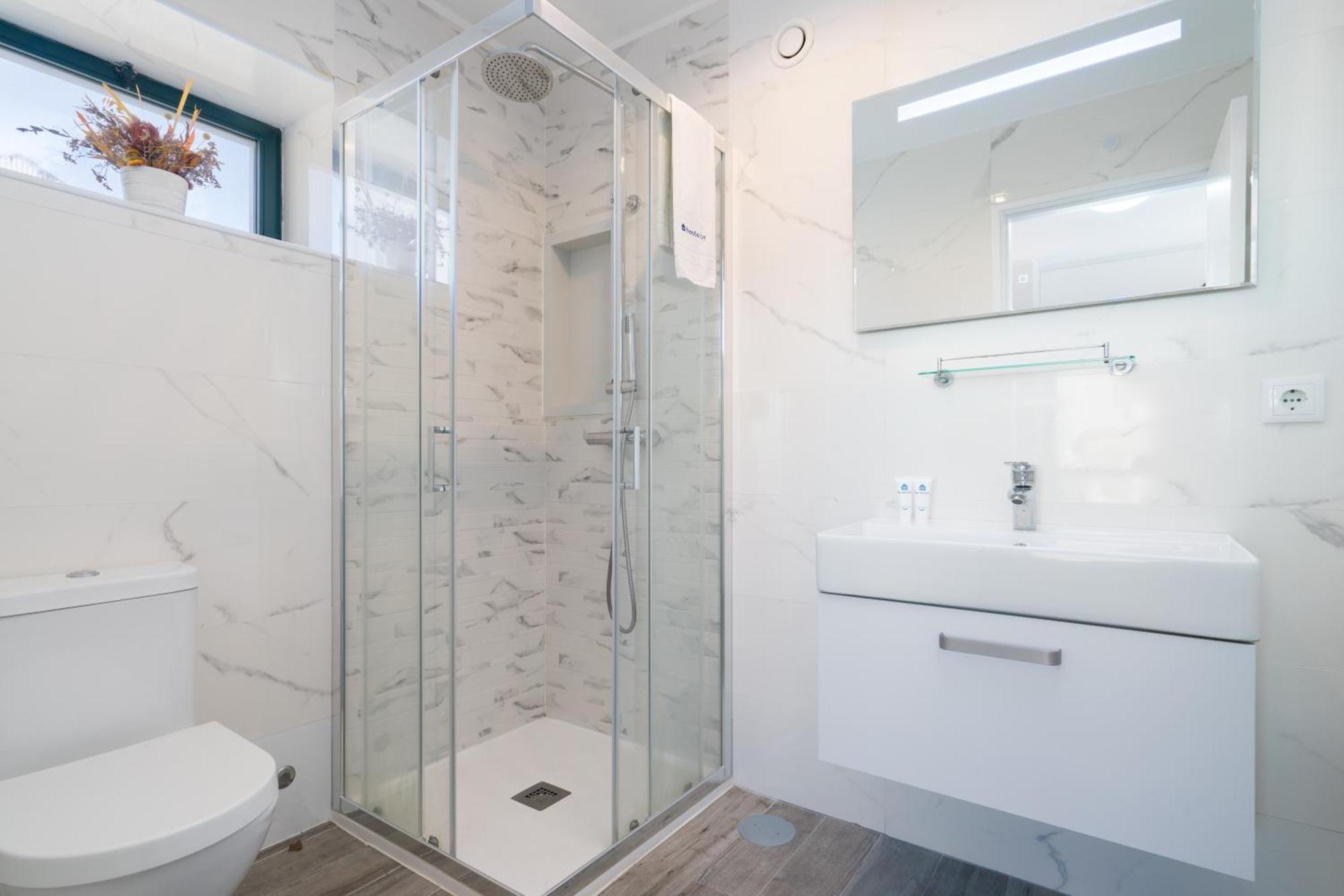Host Wise - Elegant Spacious Flat W Balcony - Ace Location Apartment