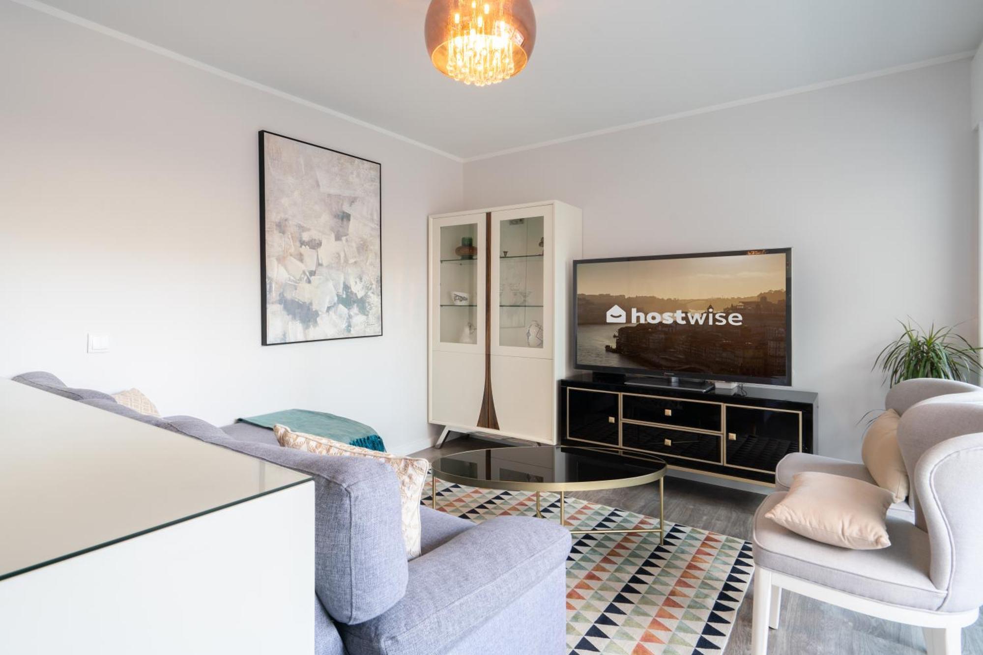 Host Wise - Elegant Spacious Flat W Balcony - Ace Location Apartment