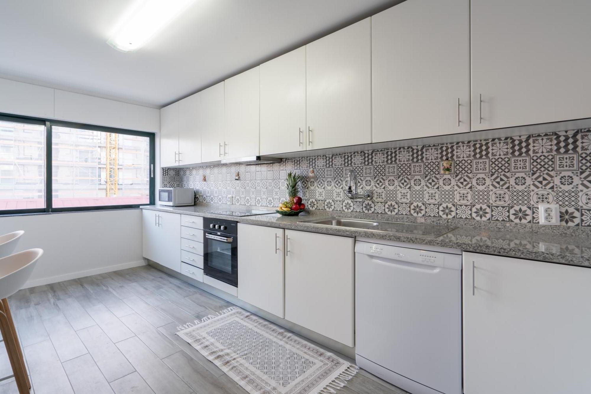 Host Wise - Elegant Spacious Flat W Balcony - Ace Location