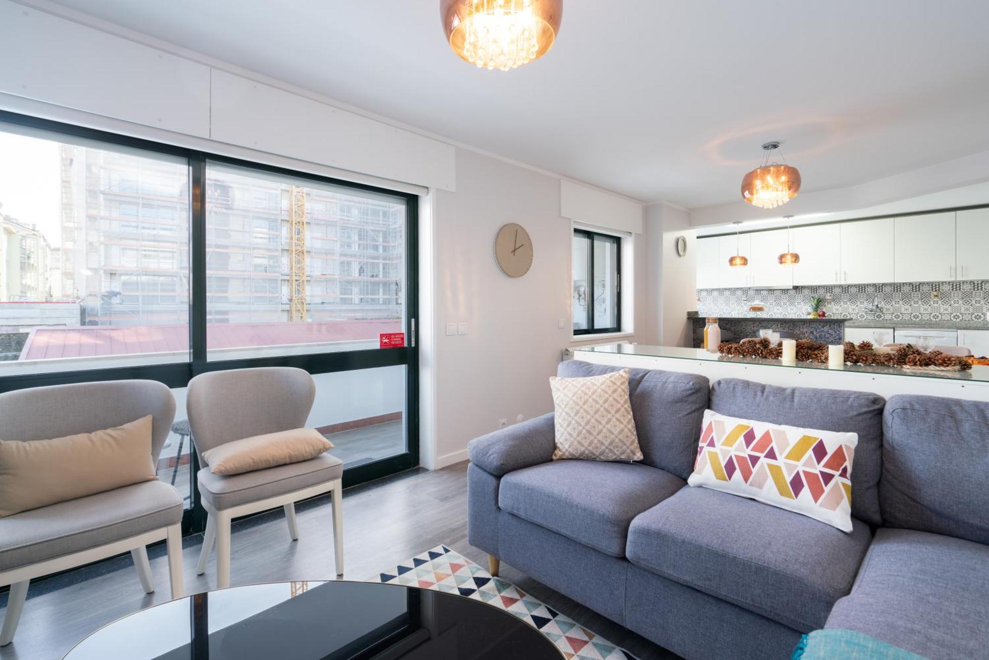 Host Wise - Elegant Spacious Flat W Balcony - Ace Location Apartment *