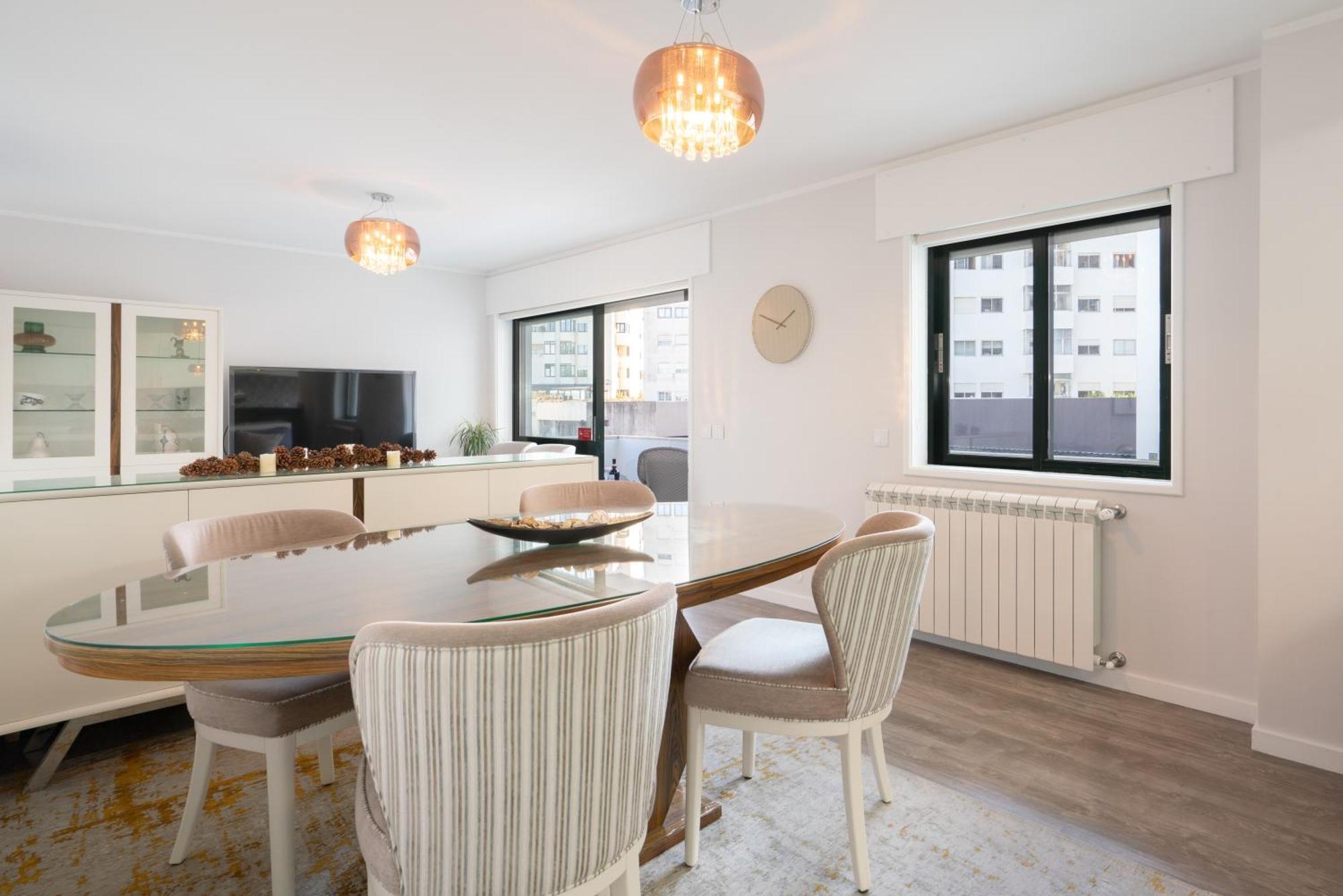 Host Wise - Elegant Spacious Flat W Balcony - Ace Location